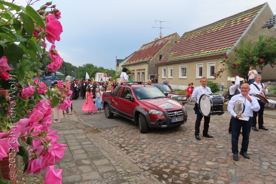 Aufstellung zum Umzug in Buckow